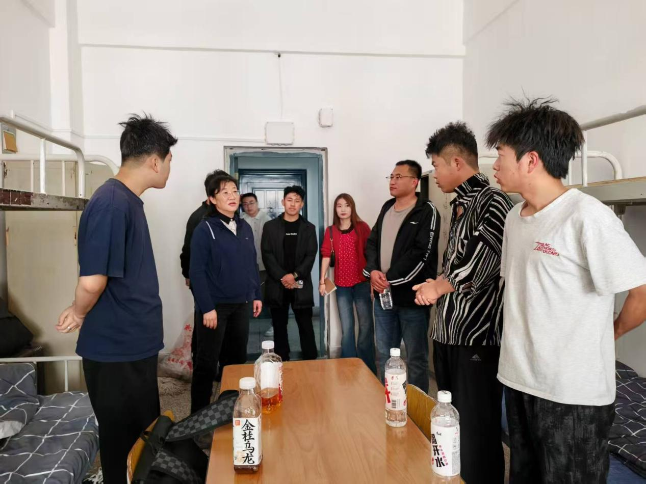 Beat365中国唯一官方网站信息科学与工程学院 院领导及老师们走访、慰问新生宿舍