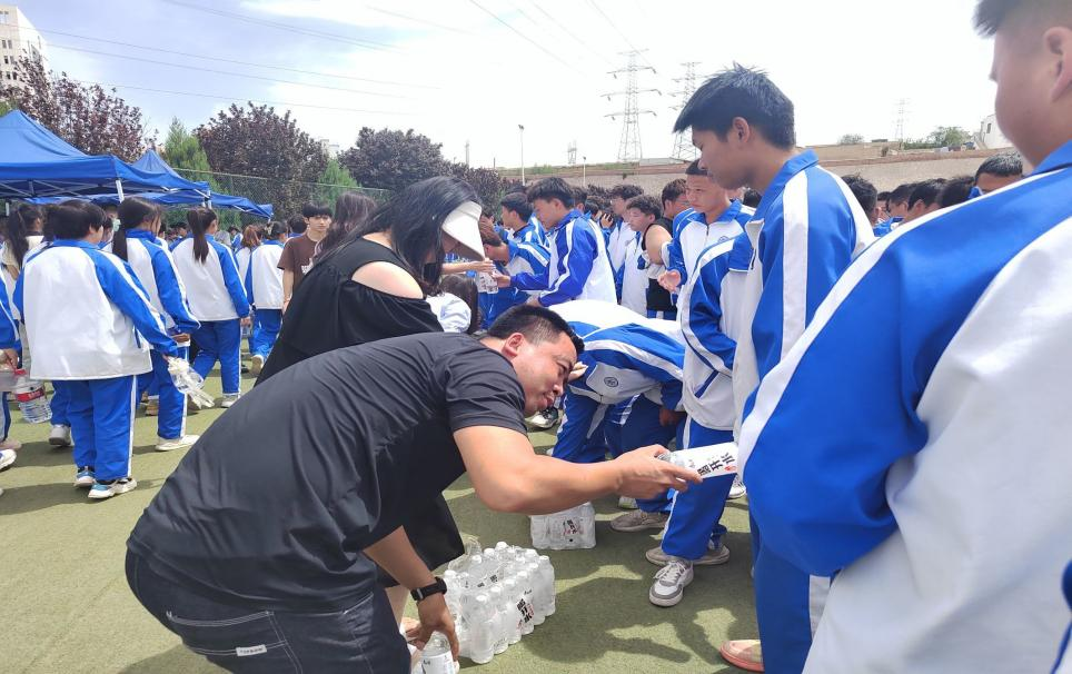 我院举行为2022级军训学生“送水送粥送温暖”活动